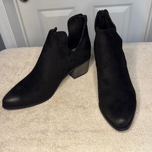 NIB Pierre Dumas Black Ankle Boots with Pointed Toe